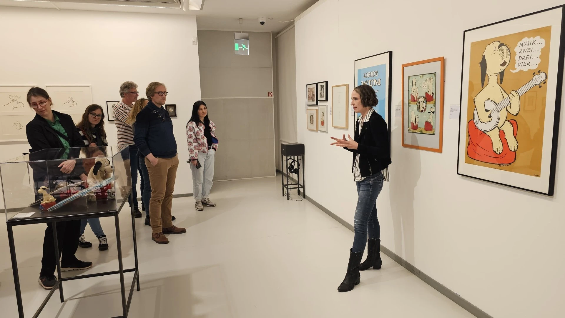 DJV EMO Mitglieder betrachten die Loriot-Ausstellung