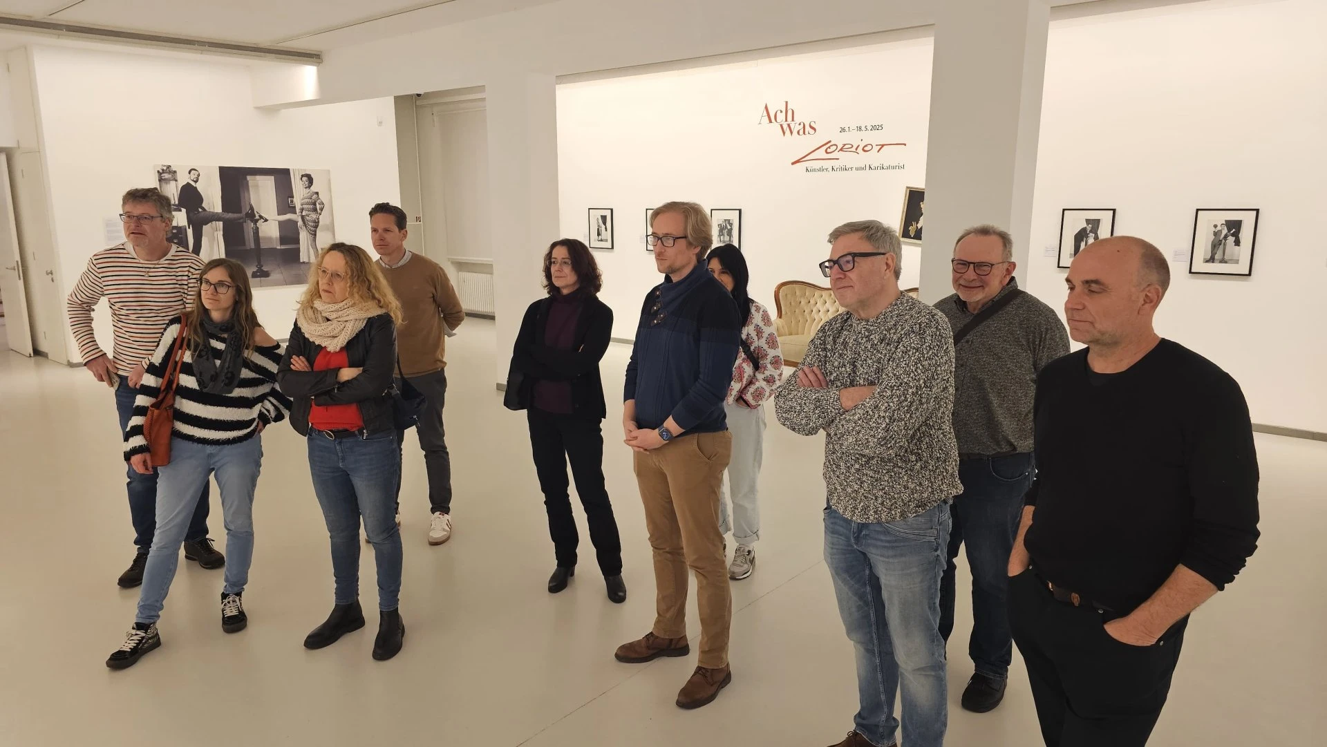 DJV EMO Mitglieder betrachten die Loriot-Ausstellung