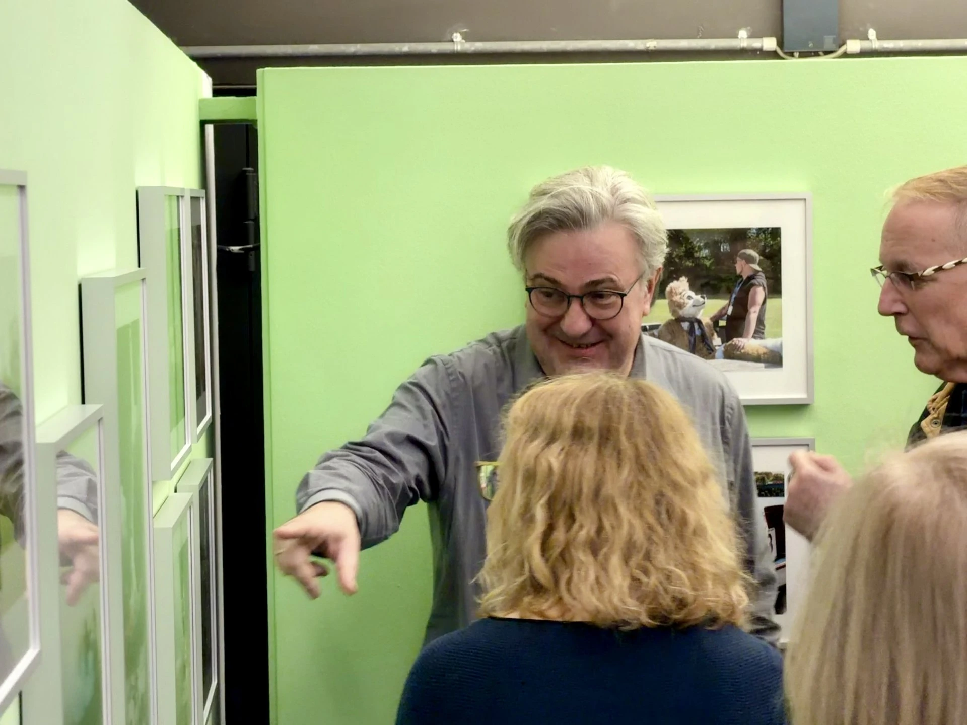 DJV EMO Mitglieder schauen sich die Kraemer-Ausstellung an