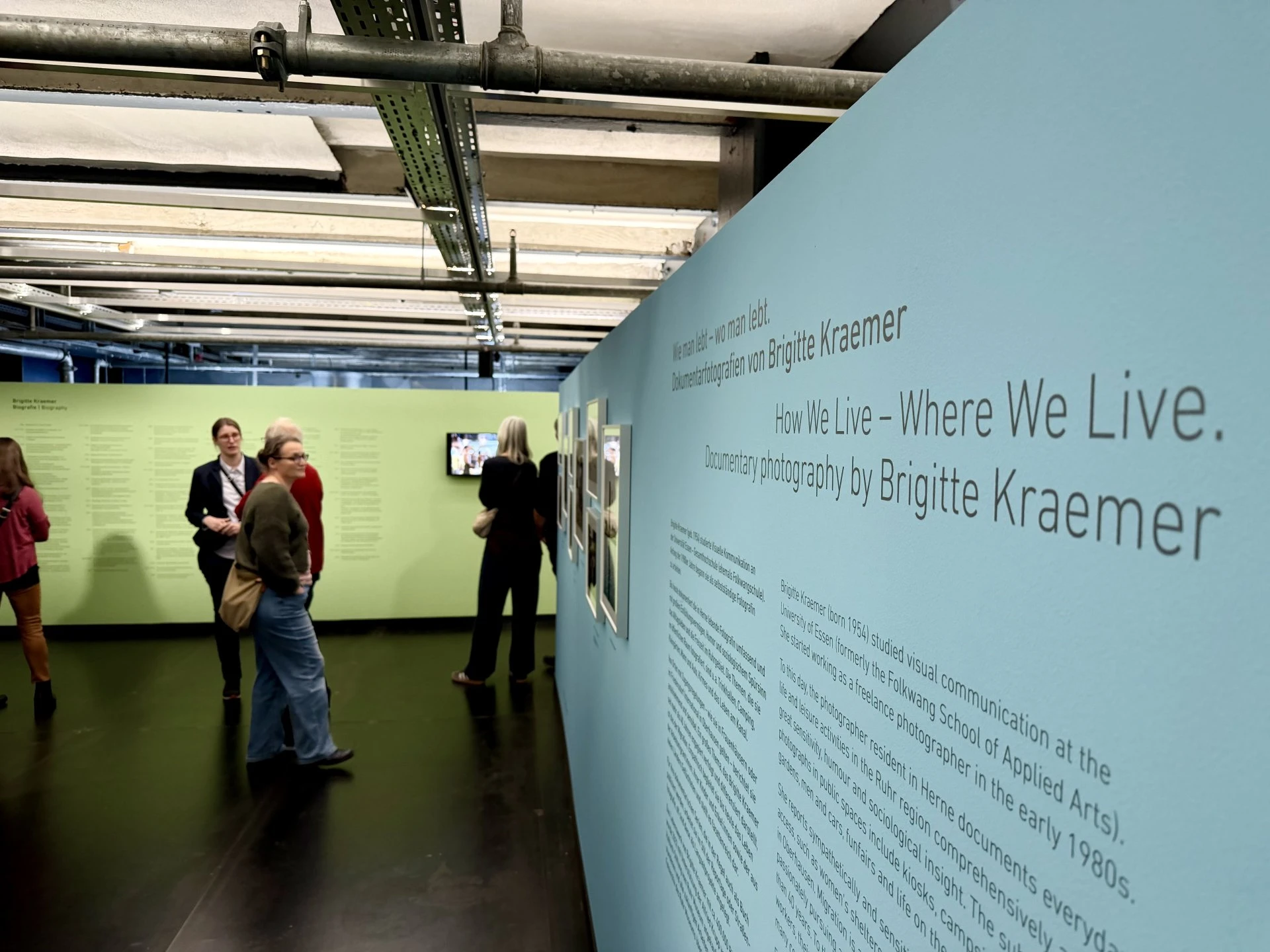 DJV EMO Mitglieder schauen sich die Kraemer-Ausstellung an