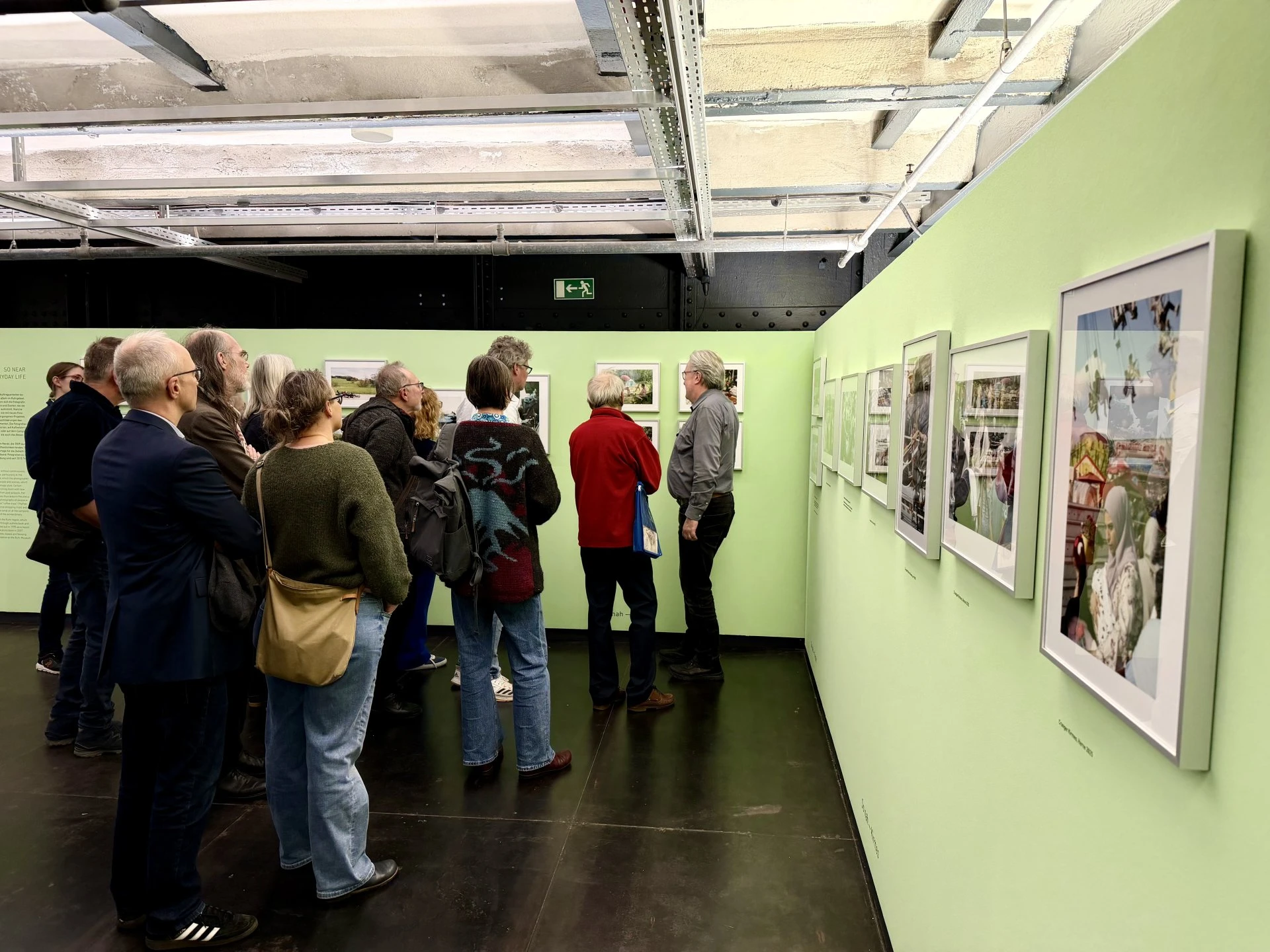 DJV EMO Mitglieder schauen sich die Kraemer-Ausstellung an