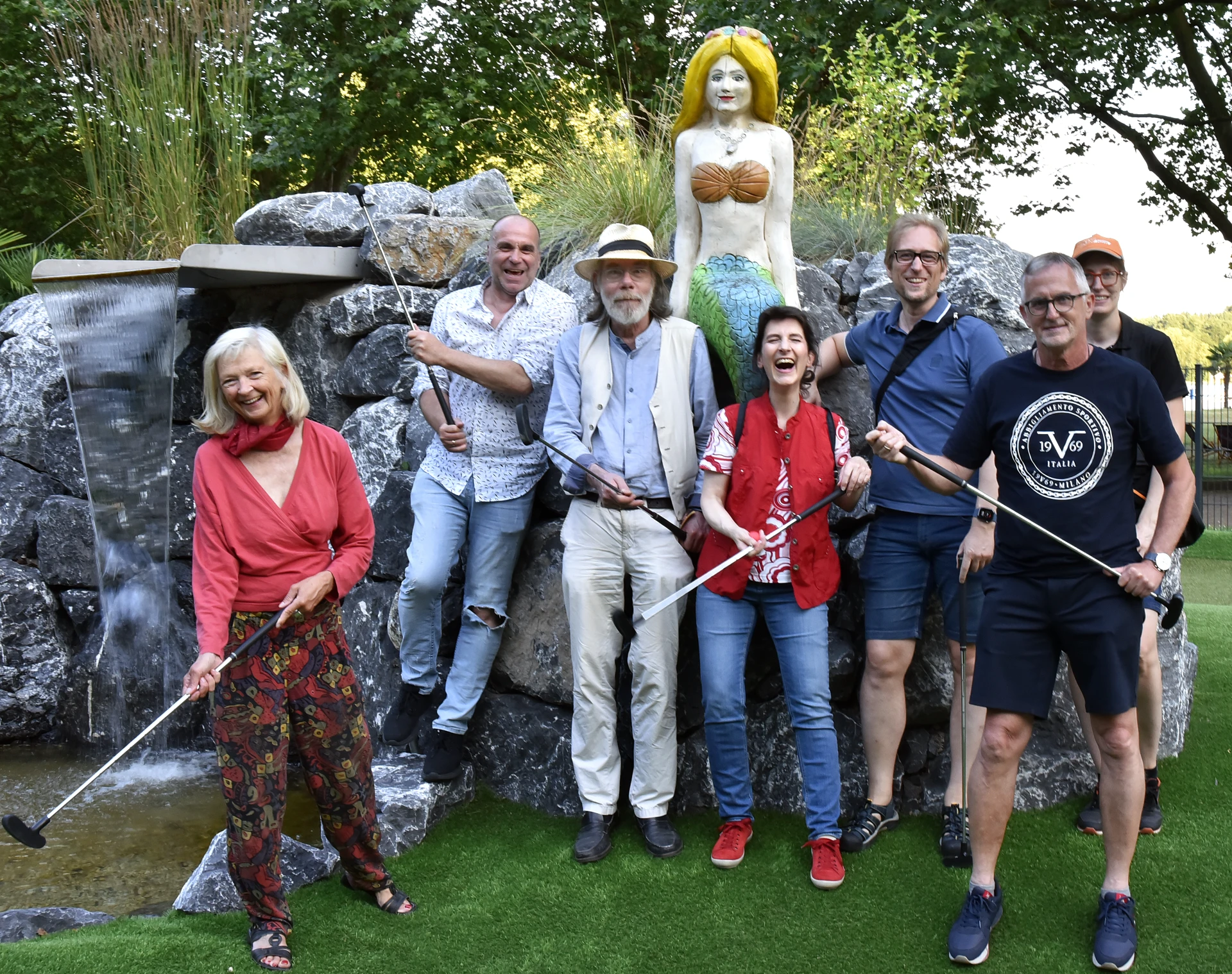 Gruppenfoto beim Minigolf